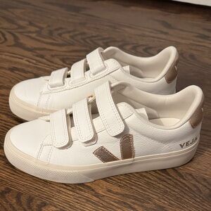 Veja Women’s Sneakers White and Gold Size 37.5 (6.5)